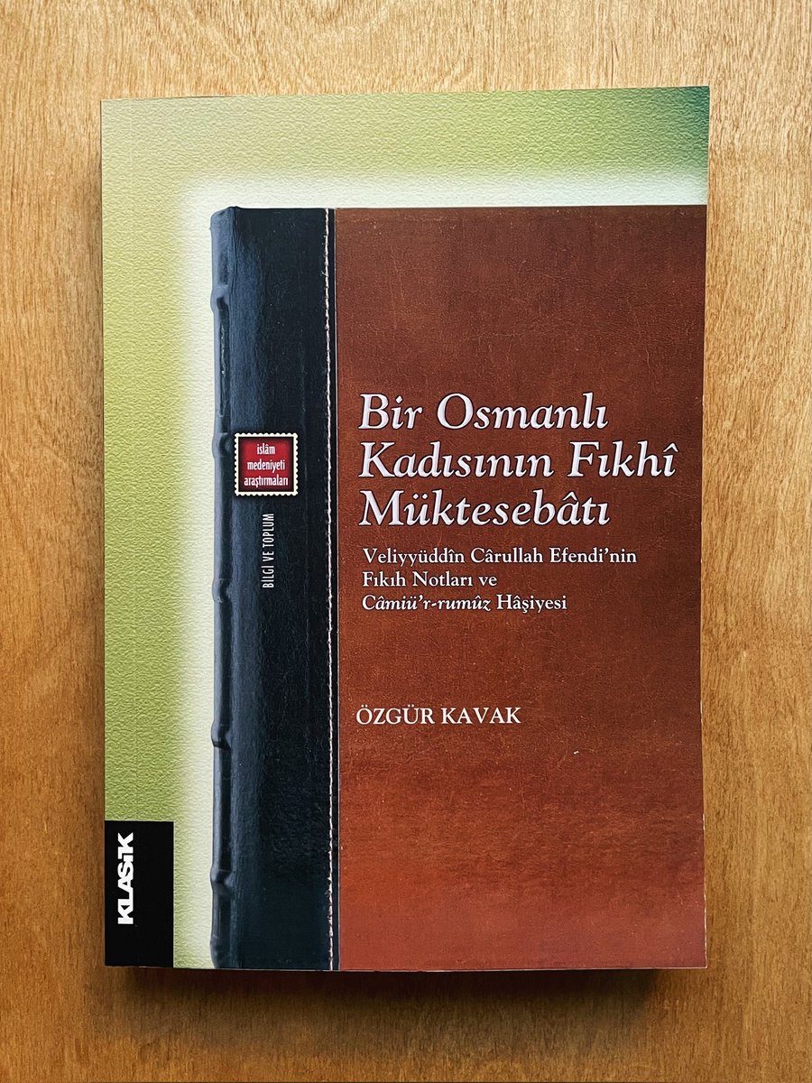 Özgür Kavak’ın, çok yönlü Osmanlı kadısı Veliyyüddin Cârullah Efendi’nin (ö. 1151/1738) şahsî kütüphanesindeki fıkıh kitaplarına düştüğü okuma notlarına ve bunların müstakil bir esere dönüşmüş örneği olan Câmiu’r-Rumûz Hâşiyesi’ne dair çalışması Klasik’ten çıktı. <a href="/ozgurkavak78/">Özgür Kavak</a>