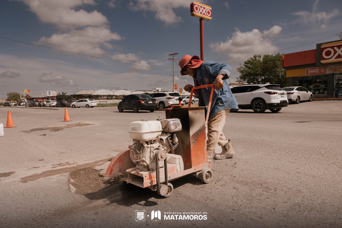 MatamorosGobMx's tweet photo. 🚧 Como parte del Programa #CalleACalle, se realiza el corte de carpeta asfáltica para garantizar el mantenimiento adecuado de nuestras vialidades.

Estas acciones permiten calles más seguras y duraderas para todas y todos los #matamorenses. 

@Betogranadosmx #MatamorosAvanza https://t.co/Kd2HArs2hc