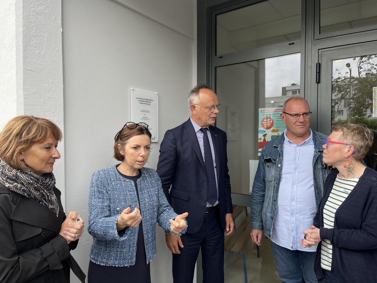 ACanayer's tweet photo. 🖍️Cet après midi, avec @EPhilippe_LH, mes collègues elus, l’équipe pédagogique et les enfants, nous étions réunis pour l’inauguration des travaux de la maternelle Jehan de Grouchy, à Caucriauville @LH_LeHavre.
🏫 Un beau projet, une belle réhabilitation ! https://t.co/fcg8F7VzzK