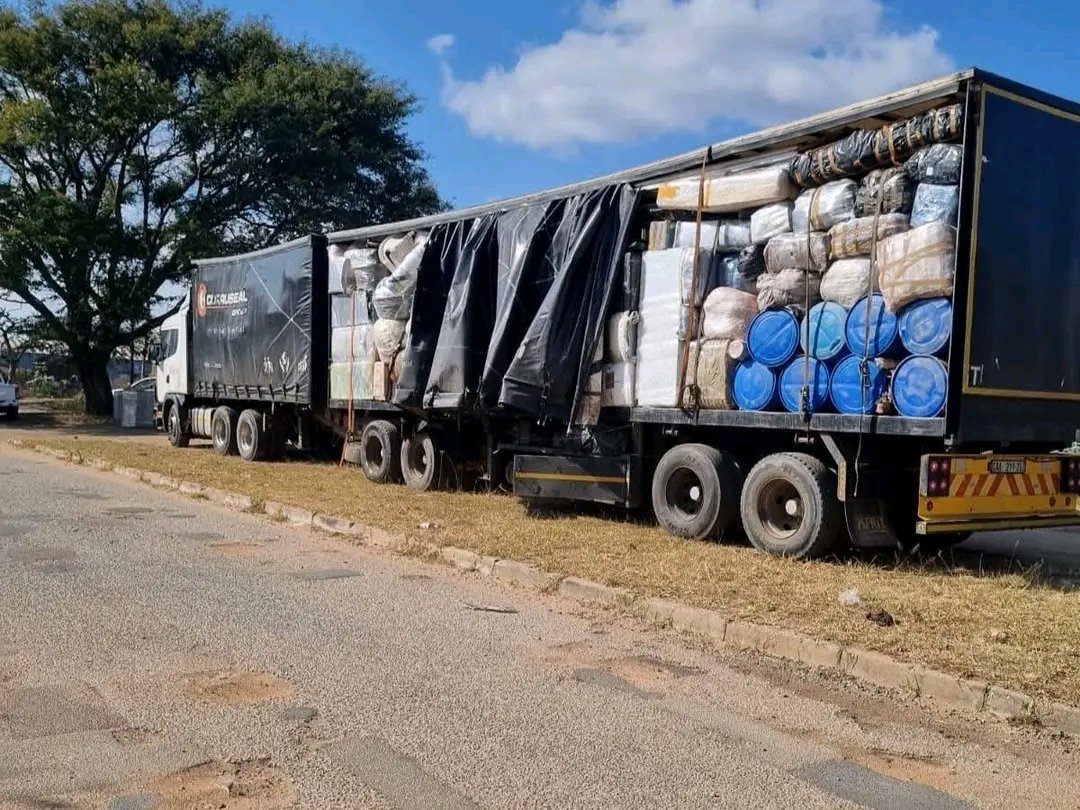 AmukelaniMoyani's tweet image. This truck is full of vehicle parts from stolen and hijacked vehicles - it was going to Malawi?
