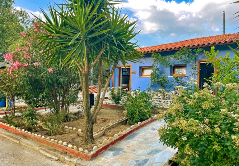 Escape to the turquoise shores of Chalkidiki 💛 camperguru.com/spot/ouranoupo… 

🌞 This peaceful Greek gem offers private beaches, olive trees for shade, and sunsets that will make you forget time. 

💡Local tip: Hop on a boat to Mount Athos for a day trip!