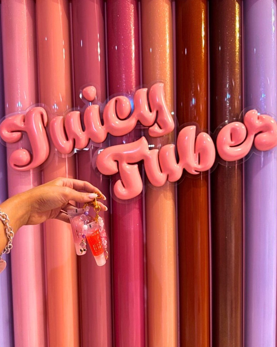 Did someone say FREE Juicy Tubes Keychains at Idôle House....✨💋

📍: 210 Lafayette St.
🗓️: June 6-8
⏰: 11 AM - 6 PM