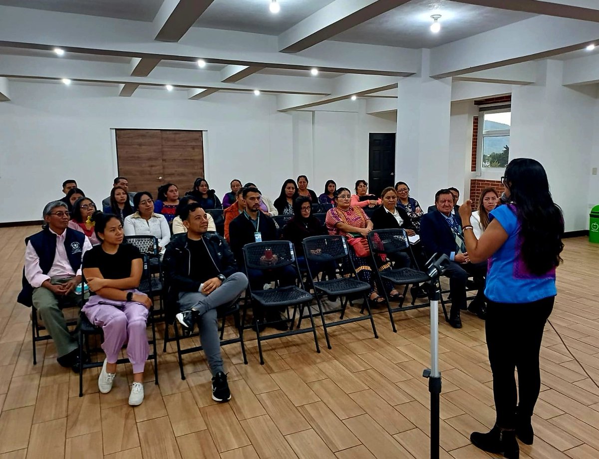 vmjsegovia's tweet photo. La cuentista y narradora Lidia Zaragoza 🇲🇽 del @FCEMexico ofrece a maestras y maestros de primaria de Totonicapán, La Esperanza y Quetzaltenango 🇬🇹 un taller para fomentar al amor a la lectura en las niñas y niños, como parte de la participación del @ConsulMexQue en la Feria del Libro de Quetzaltenango.
Agradezco mucho al Mtro. César Medina, director del @FCEGuatemala, por esta valiosa colaboración.
