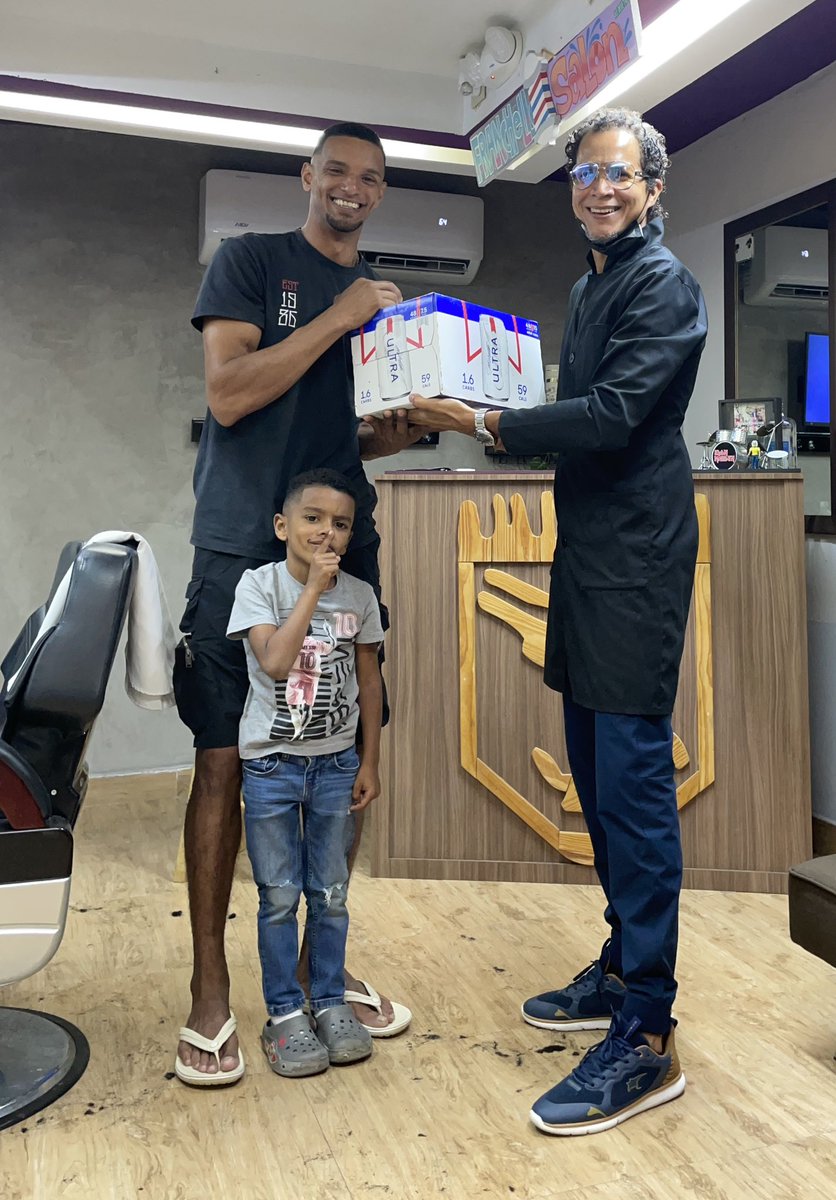 FranchelleSalon's tweet photo. Los Mejores Clientes los tengo YO 🙋🏻♂️💪💈
El esposo de Amanda y su chico, llegando con una cajita para el #MiniBar! Gracias Chriss!! https://t.co/eC1Fr8GvGq