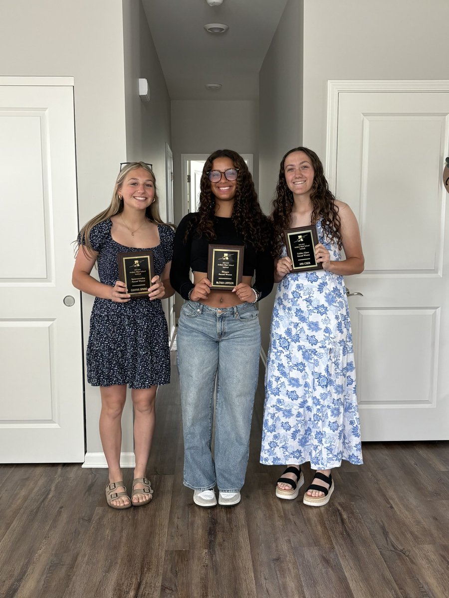 Congratulations to this season’s award recipients! 🥎⚡️

Slugger Award - MaTaia Lawson
Golden Glove Award - Ana Cisek
Sportsmanship Award - Gianna Spano
Most Improved - Bella Pauls