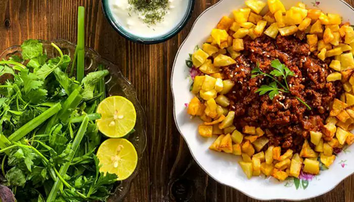 واویشکا؛ طعمی از گیلان با رگه‌هایی از تاریخ🍲  
این غذای محبوب شمالی، با گوشت چرخ‌کرده، سیر، گوجه و تخم‌مرغ، ترکیبی از سادگی و لذیذی رو داره. بعضی‌ها میگن روسی‌ست، اما اصالتش مال همین جاست—یه خوراکی که هم با برنج می‌چسبه، هم با نان داغ 🤤  
#واویشکا #غذای_گیلانی