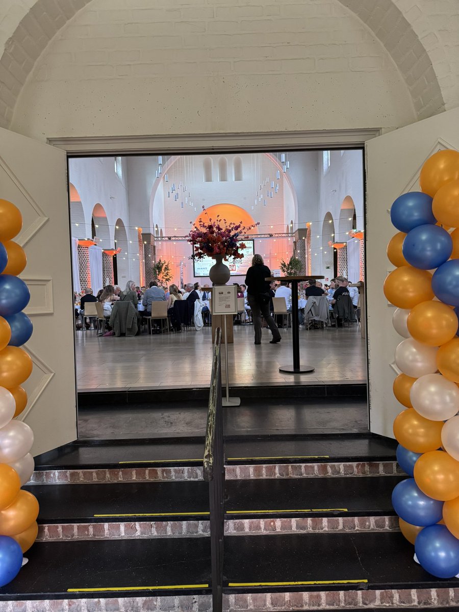 Wederom op de Buhne in Leerhotel Het Klooster, Amersfoort. Afstudeeropdracht Charity Diner organiseren. De examencommissie kijkt kritisch mee. Spannend voor de studenten.