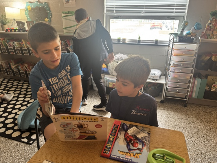 DCEsuperhornets's tweet photo. Mrs. Bright’s kindergarten class enjoyed a special visit from Mrs. Dollear’s fourth graders, who came to read stories aloud. 📚 It was a heartwarming moment of learning, laughter, and big kids being wonderful role models for their younger friends! #SnapshotsofLearning https://t.co/OgZ7cRyk9Y