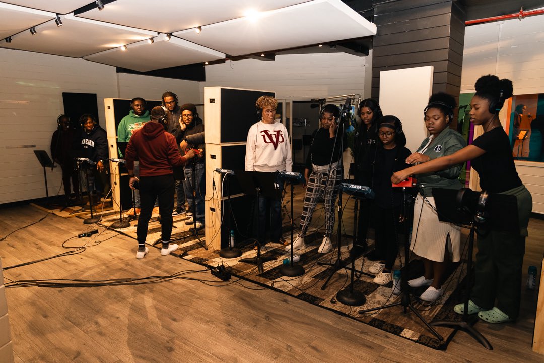 VAUnion1865's tweet image. It’s here! 🔥 Hezekiah Walker & The VUU Gospel Choir’s debut single “Great is Yahweh” is now streaming everywhere — Spotify, Apple Music, Pandora & more. 🎧
Faith. Power. Praise. 🙌🏽
Stream now ⬇️ & link in bio VUUGospelChoir.lnk.to/GreatIsYahweh
#GreatIsYahweh #VUUgospel #HBCUPraise #VUU