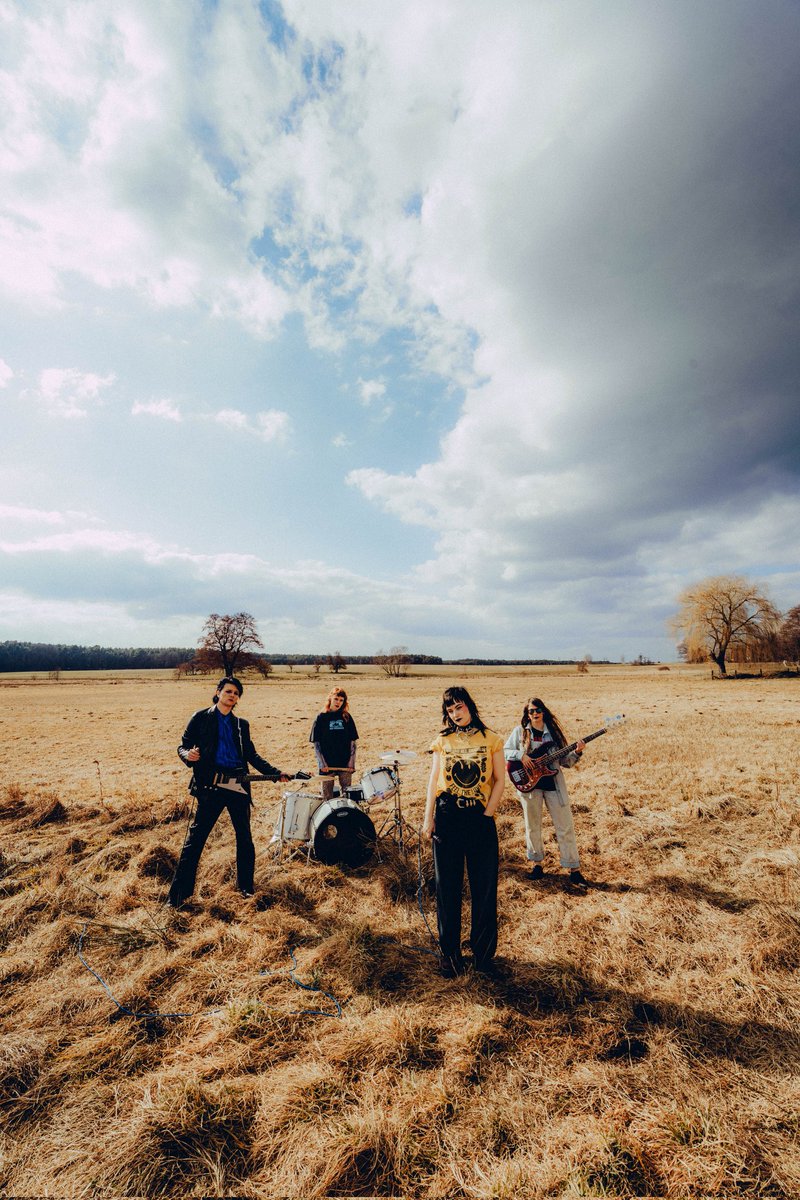 Berlin's Lobsterbomb have a perfect new garage rock revival/indie sleaze single!
ifitstooloud.com/2025/06/lobste…
