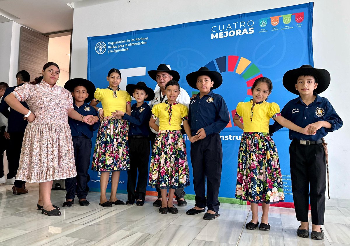 FAO_Colombia's tweet photo. 👩‍🌾💡 Conectamos al agro con innovación, oportunidades y sostenibilidad🌎

🔔 Sigue la transmisión y comenta #EnVivo con #RedAgroCasanare  

🎥: https://t.co/Al8c1LZlER https://t.co/9LCHtnPer5