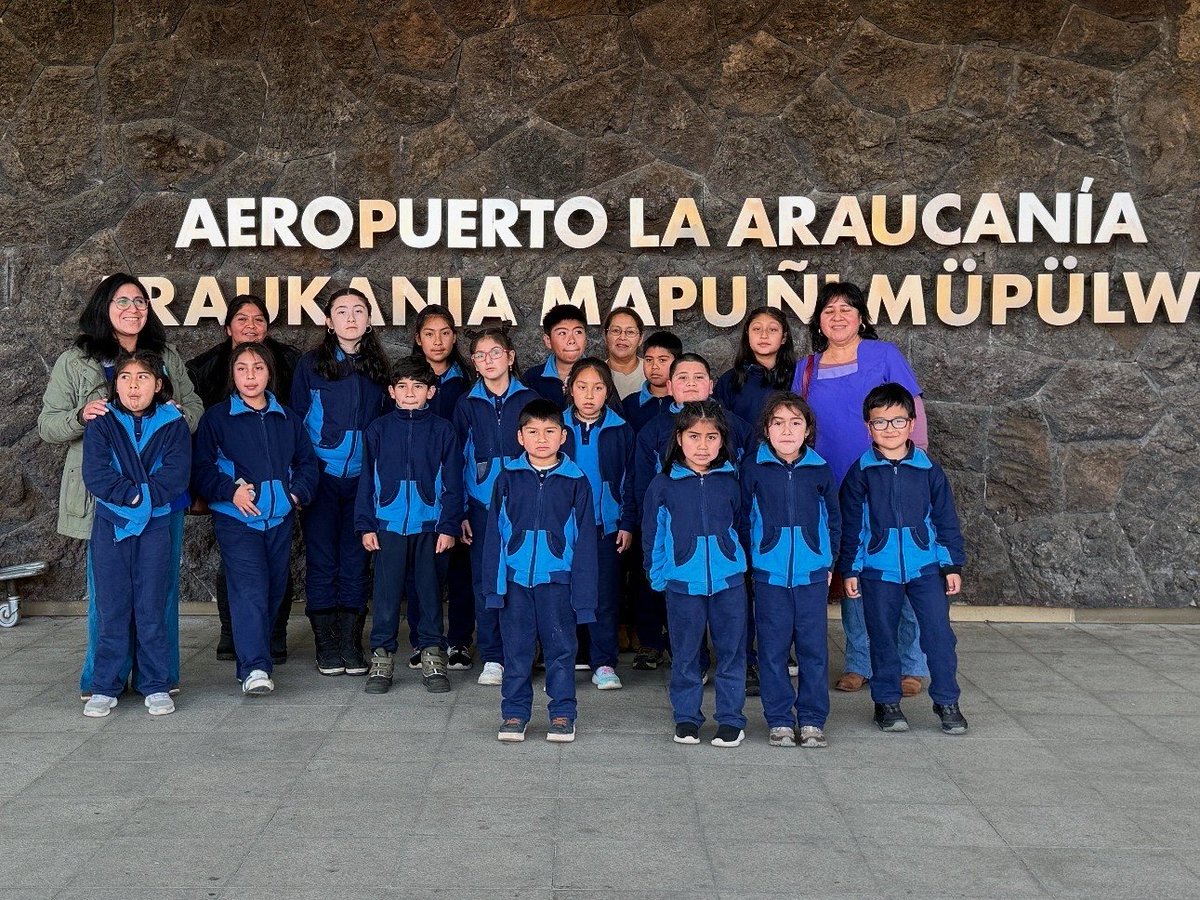 📍#Freire | Alumnos del Colegio Puyehue de Teodoro Schmidt 👉 visitaron las dependencias del Ad. La Araucanía ✈️
La delegación recorrió el Cuartel de Servicio de Salvamento y Extinción de Incendios (SSEI) y el Puesto de Control de Especialistas en Seguridad Aeroportuaria (AVSEC)