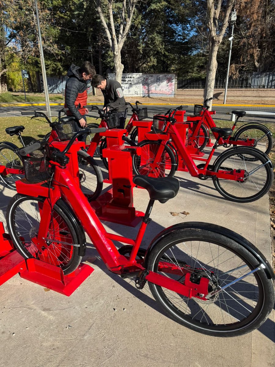 Movete por la ciudad de una nueva forma🚴‍♀️⚡Sumamos un sistema de bicis eléctricas para facilitar tu movilidad. En un mes, tendremos 100 bicis rojas en 5 estaciones estratégicas (Parque Jaime de Nevares, Balneario Fahler, ETON, Plaza de las Banderas y Parque Central).