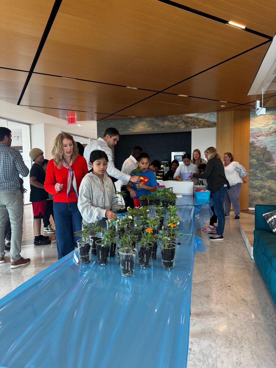 Our #Littles had an exciting afternoon with their #CorporateBigs at #HostHotels! They embraced their #greenthumbs, learning how to plant and care for their own blooms. Each Little left with a flower to nurture and grow, sparking a lifelong love for gardening! 

#BigforaDay #BSW