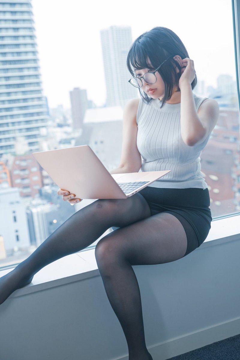 働く黒タイツ眼鏡おねぇさん