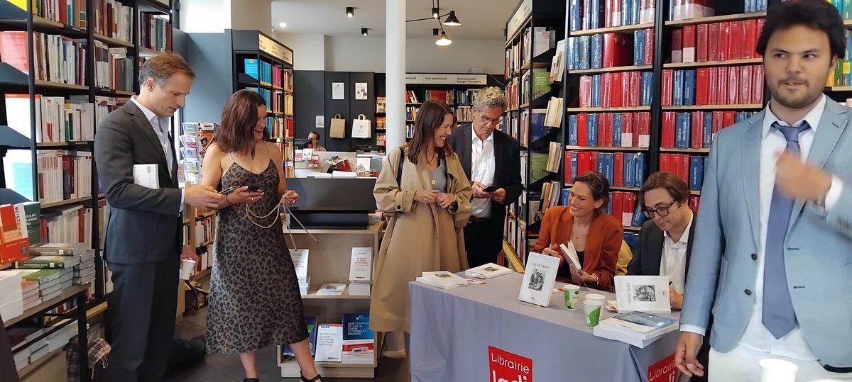 librairieLGDJ's tweet photo. Belle séance de dédicace à la @librairie_lgdj avec @mboissavy  et Capucine Lanta de Bérard pour l'ouvrage collectif "Défendre" publié par les éditions Odile Jacob 👉 https://t.co/ZrzOacHwrc . Merci à toutes et tous ! #Justice #avocat #Procès #odilejacobéditions https://t.co/vy5LWns5IK