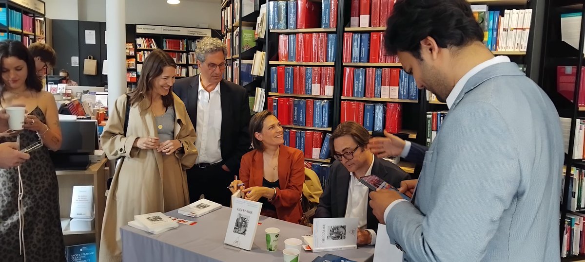 Librairie LGDJ (@librairielgdj) on Twitter photo Belle séance de dédicace à la @librairie_lgdj avec <a href="/mboissavy/">Matthieu Boissavy</a> et Capucine Lanta de Bérard pour l'ouvrage collectif "Défendre" publié par les éditions Odile Jacob 👉 lext.so/9782415011604 . Merci à toutes et tous ! #Justice #avocat #Procès #odilejacobéditions Belle séance de dédicace à la @librairie_lgdj avec <a href="/mboissavy/">Matthieu Boissavy</a> et Capucine Lanta de Bérard pour l'ouvrage collectif "Défendre" publié par les éditions Odile Jacob 👉 lext.so/9782415011604 . Merci à toutes et tous ! #Justice #avocat #Procès #odilejacobéditions