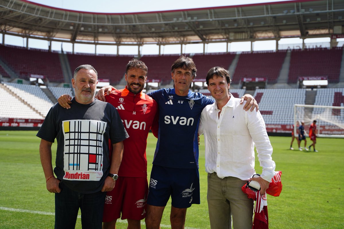 Real Murcia CF (@realmurciacfsad) on Twitter photo 🔙 Hoy hemos recibido una visita muy especial.
Uno de los héroes del ascenso de 2003 ha vuelto a casa… ¡<a href="/PanchoMaciel/">Pancho Maciel</a>!
🤝 El exjugador grana ha visitado a la plantilla en la previa del partidazo de mañana, reencontrándose con antiguos compañeros y deseando toda la suerte al 🔙 Hoy hemos recibido una visita muy especial.
Uno de los héroes del ascenso de 2003 ha vuelto a casa… ¡<a href="/PanchoMaciel/">Pancho Maciel</a>!
🤝 El exjugador grana ha visitado a la plantilla en la previa del partidazo de mañana, reencontrándose con antiguos compañeros y deseando toda la suerte al