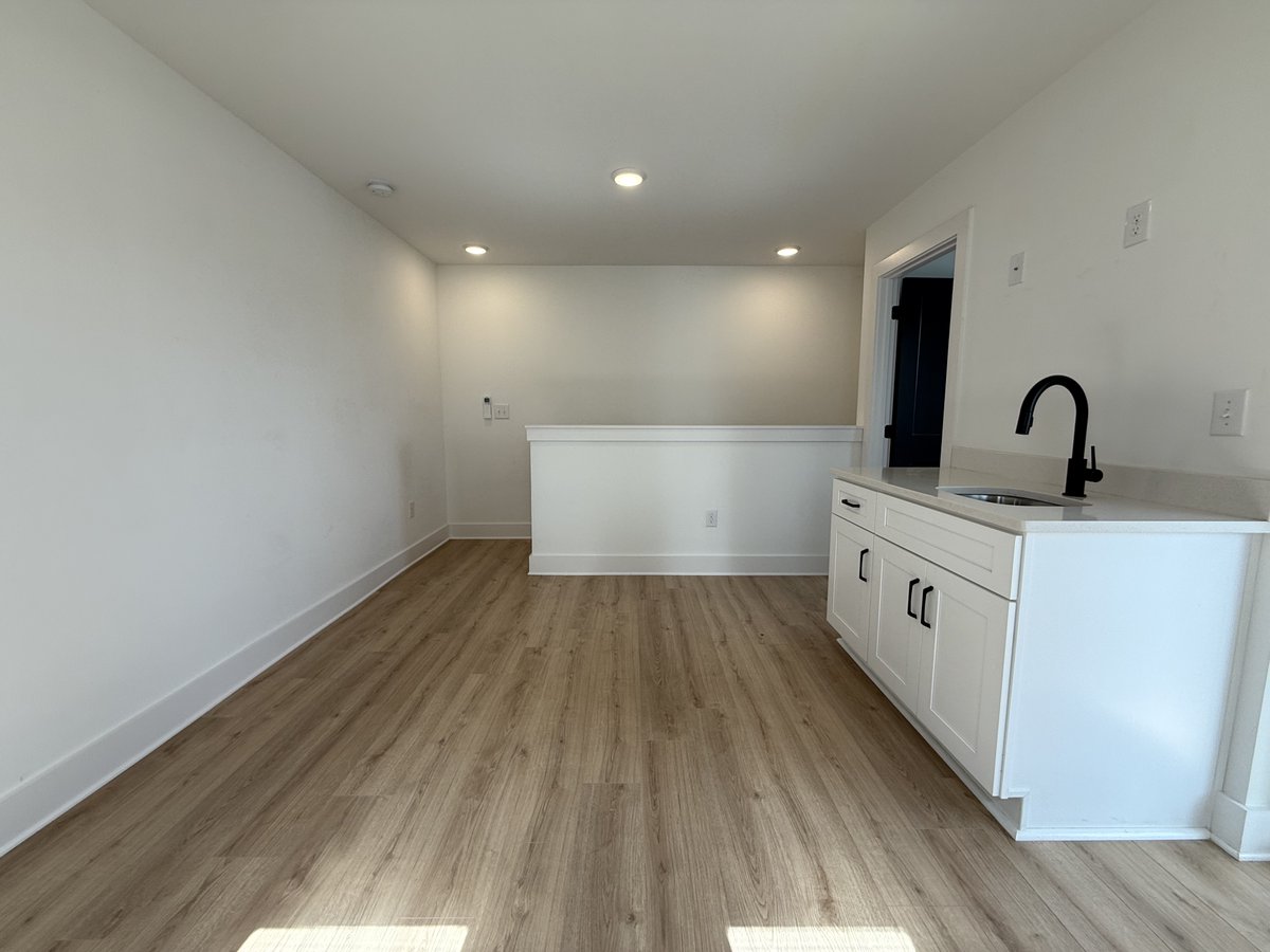 **3 Floor Modern Apartment in East Nashville**

Just 5 minutes from the East Nashville hot spots!

- 1B/1.5BA
- 903sqft
- 3 Floors
- Pet Friendly
- Lounge &amp; Balcony on 3rd Floor

Schedule a tour and apply today at renewtn.com/rentals!

#Nashville #Tennessee  #RealEstate