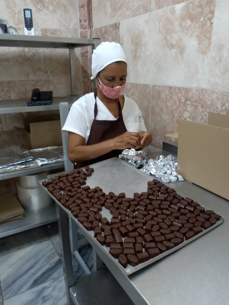 Hoy el recorrido de <a href="/GlezEmerio/">Emerio Glez Lorenzo</a> , presidente del <a href="/geiacuba/">Grupo Empresarial de la Industria Alimentaria</a>, nos lleva en imágenes a la nueva  Empresa Derivados del Cacao Baracoa  donde se aprecian surtidos de productos con alta calidad para el consumo nacional y la exportación.‼️💯❤️💪
#ÁlimentariaPorCuba 🇨🇺