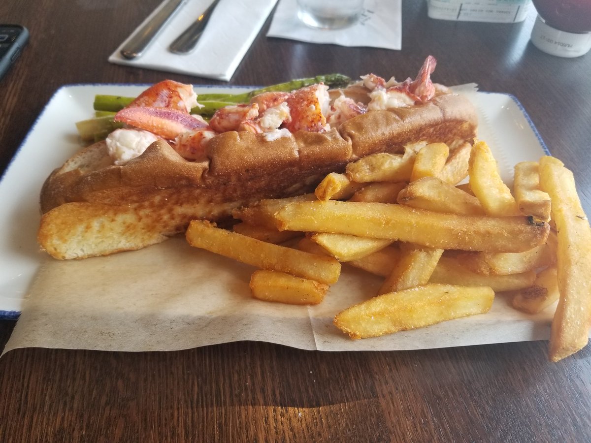 f22_me's tweet photo. Only good thing about getting stuck in DC overnight, large lobster roll from Legal https://t.co/WBOhYlhddR