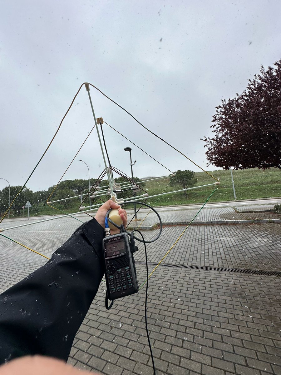 ea1fwg's tweet photo. Weekend kickoff!!! Arrow antennas are pretty good, no doubt on that but.... what if we reduce some weight on it using these carbon fiber qubics?? Write us and try them, I'll bet you'll not regret 📡📡 @thepcbdesigner https://t.co/o4FxKRnNVa
