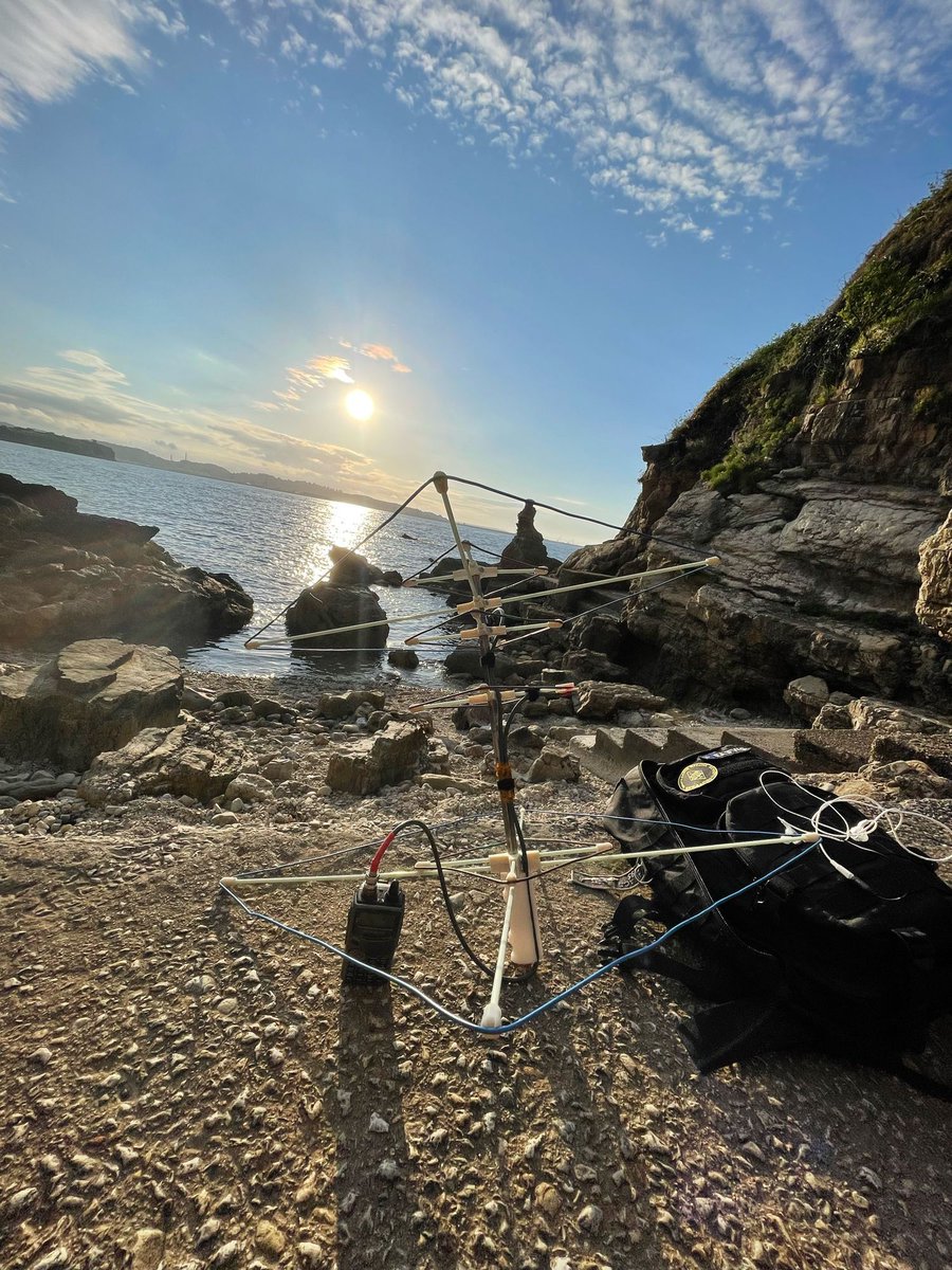 ea1fwg's tweet photo. Weekend kickoff!!! Arrow antennas are pretty good, no doubt on that but.... what if we reduce some weight on it using these carbon fiber qubics?? Write us and try them, I'll bet you'll not regret 📡📡 @thepcbdesigner https://t.co/o4FxKRnNVa