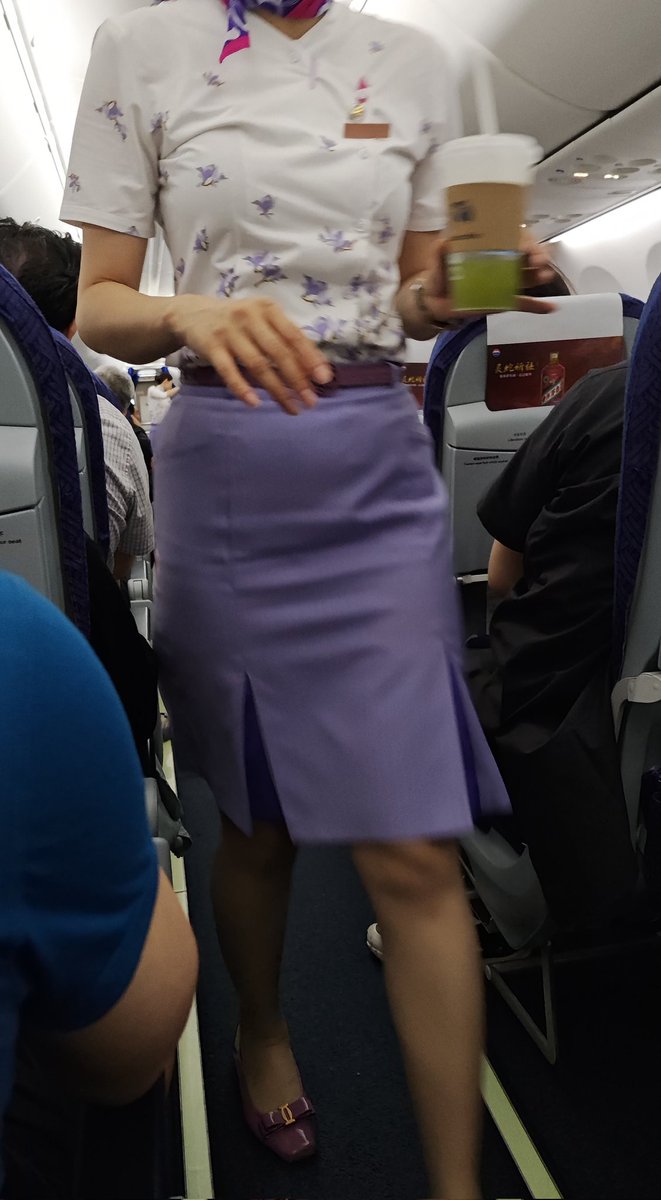 第一次坐中联航，发现坐这么多年的航班，看了这么多制服。
中联航的空姐服装完全在我审美点上，卡的死死的（难道我这中年大爷开始喜欢国风和花哨的了）
我等闲鱼上找一下，买一套，必须做个绳缚作品。
（随手拍的，一个猥琐大爷偷拍的既视感。没有关系，我想开了，推以后做碎碎念树洞，不搞人设）