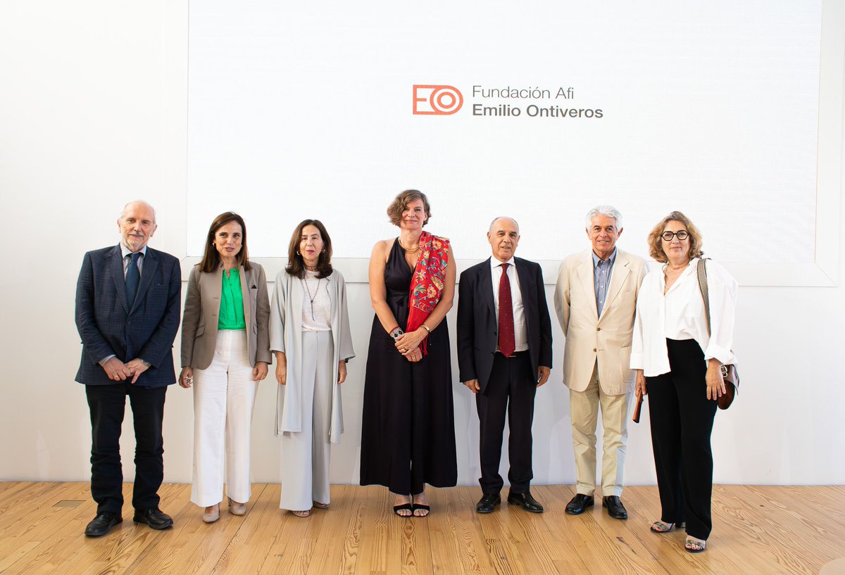 Muy agradecida de haber sido galardonada con el premio de economía otorgado por Fundación Afi Emilio Ontiveros <a href="/FundacionAfi/">Fundación Afi Emilio Ontiveros</a>. Gracias a su equipo por coordinar una ceremonia tan maravillosa ayer por la tarde. La escultura del premio (en la foto a continuación) creada por el