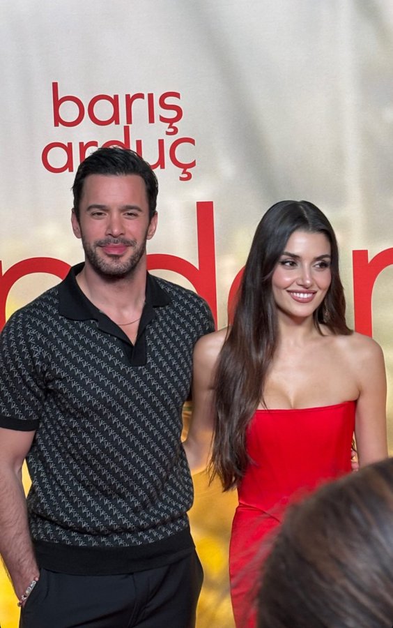 #AşkıHatırla'nın Köln galasından #HandeErçel ve #BarışArduç 🍀