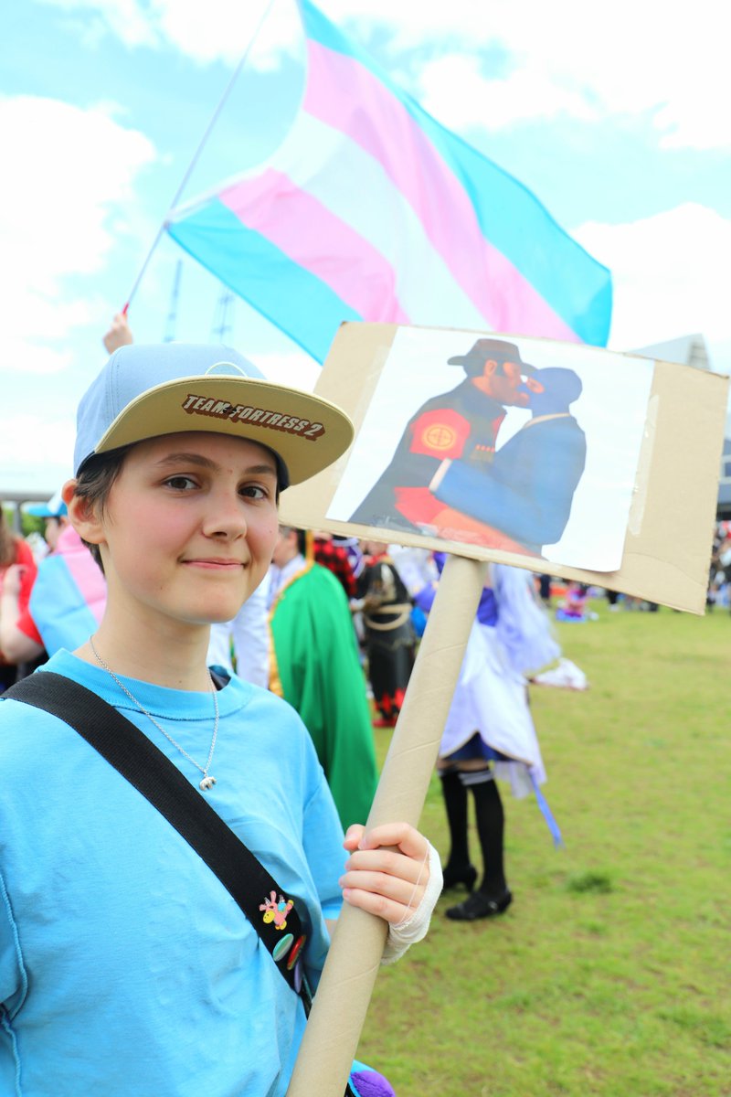 ValveCon's tweet image. Happy Pride Month!
As you can see, our mercs are doing their part o7
Bonus points if you spotted this iconic sign over MCM London weekend.
Blu Scout: Consumed_star (insta)
Red Scout: @Green_Fortress2
Medic: @avenchurinz
Pyroshark: Swaghorse666 (insta)