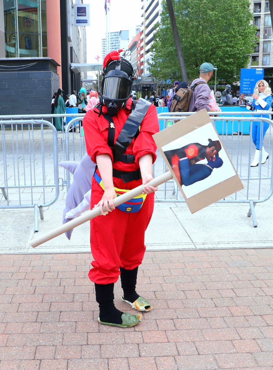 ValveCon's tweet image. Happy Pride Month!
As you can see, our mercs are doing their part o7
Bonus points if you spotted this iconic sign over MCM London weekend.
Blu Scout: Consumed_star (insta)
Red Scout: @Green_Fortress2
Medic: @avenchurinz
Pyroshark: Swaghorse666 (insta)