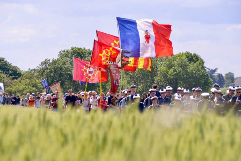 Prions pour les 19 000 pèlerins qui s’élanceront demain sur les routes entre Paris et Chartres, marchant avec foi, courage et espérance. Qu’ils trouvent dans chaque pas la force de témoigner du Christ dans un monde qui en a tant besoin.

En profonde union de prière avec eux. 🙏🏼