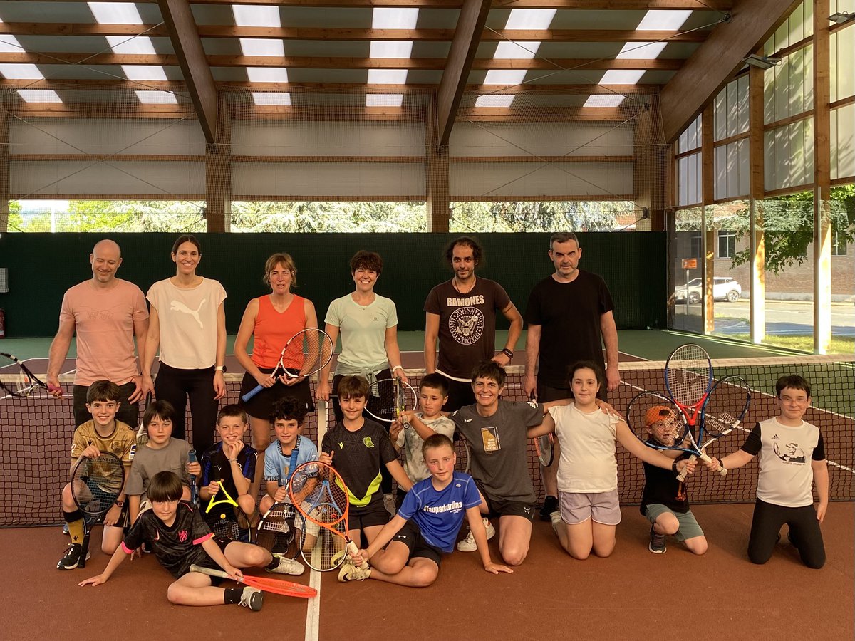 txtenis's tweet image. Aste honetan txikienak familikoekin egin dute entrenamendua, ederki pasatu dugu🎾💚🙌🙌🙌