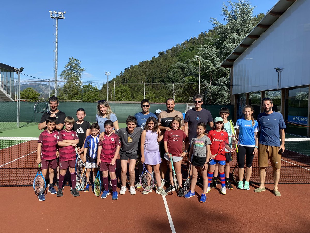 txtenis's tweet image. Aste honetan txikienak familikoekin egin dute entrenamendua, ederki pasatu dugu🎾💚🙌🙌🙌