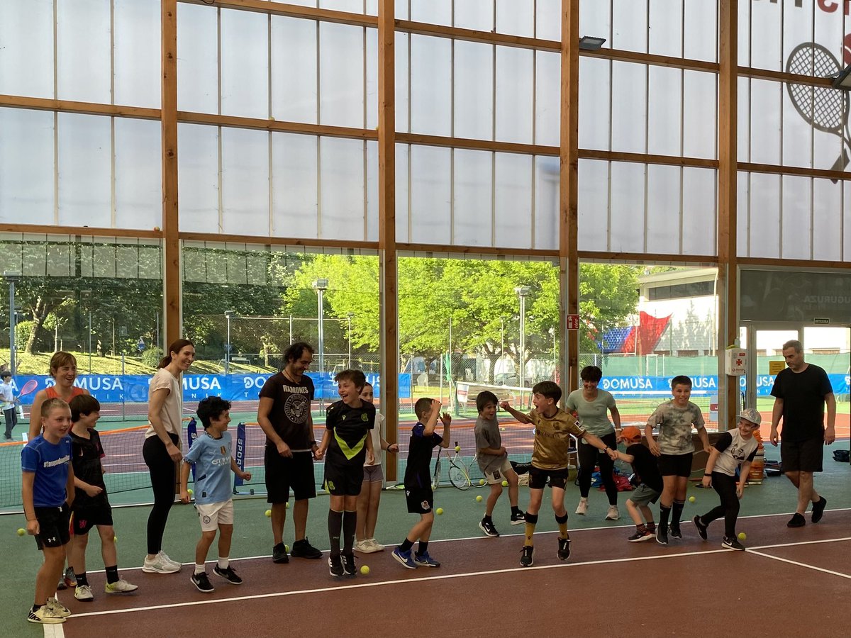 txtenis's tweet image. Aste honetan txikienak familikoekin egin dute entrenamendua, ederki pasatu dugu🎾💚🙌🙌🙌