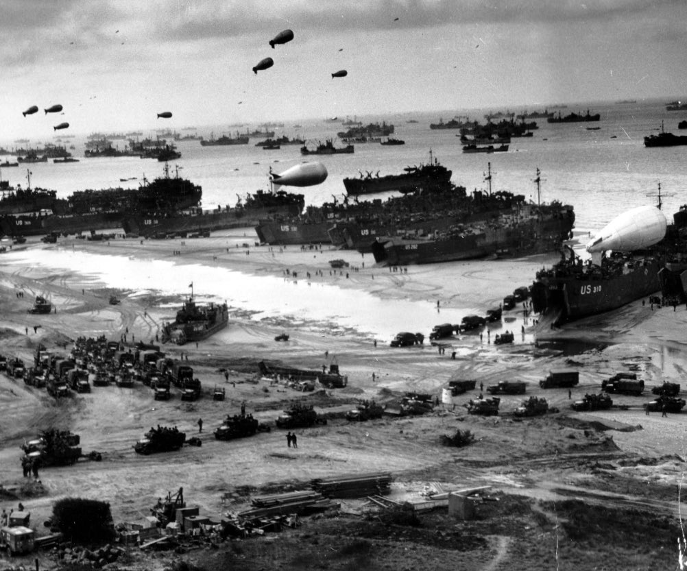armycmc's tweet image. 81 years ago today, thousands of Allied troops jumped from the skies and stormed the beaches of Normandy.
They faced the unimaginable so the world could know freedom.
We remember their bravery.
We honor their sacrifice 🇬🇧
@BritishArmy
@DefenceHQ
#DDay