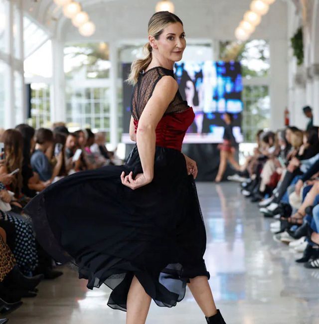 susanascribano's tweet image. 💃 "Cuando algo no me vibra... me giro y brillo más fuerte" ✨
Porque saber lo que no quieres también es parte del poder.
Actitud, estilo y decisión — todo en una sola mirada.

#OleYo #ActitudQueInspira #PasarelaConPersonalidad #ModaConMensaje #FuerzaFemenina #EstiloPropio