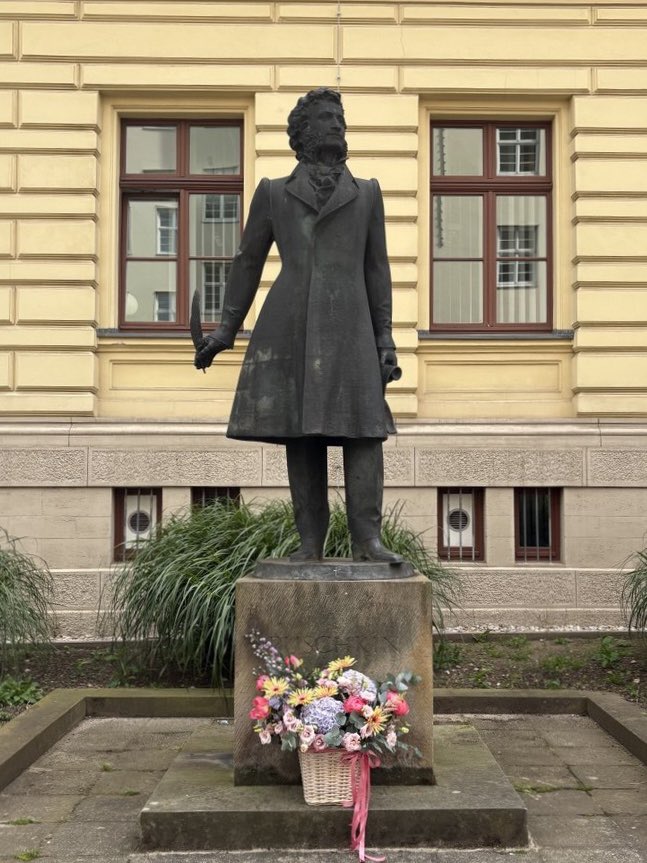 📆 Anlässlich des Internationalen Tages der russischen Sprache, der jedes Jahr am 6. Juni – dem Geburtstag des großen russischen Dichters Alexander Sergejewitsch Puschkin – begangen wird, fand im Russischen Haus in Berlin ein feierlicher Abend statt. Zu den Gästen zählten