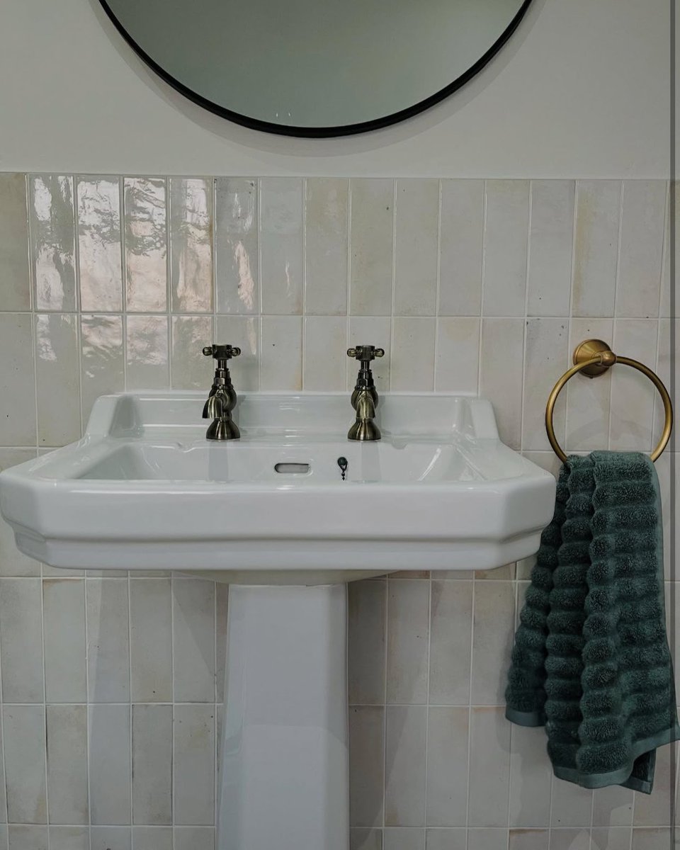 TileMountainUK's tweet image. Luma = luscious 😍

🏡 ig holmfield_renovation
🔎 Luma tiles in green and white 

Shop here: tilemountain.co.uk/search?q=luma+

#tile #tiling #tiles