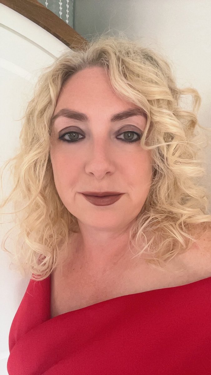 The OUH awards are a go! Can’t wait to hear what all my fabulous colleagues have achieved this year. First up, our amazing Horton Choir. ⭐️🥂⭐️ #OUHAwards25