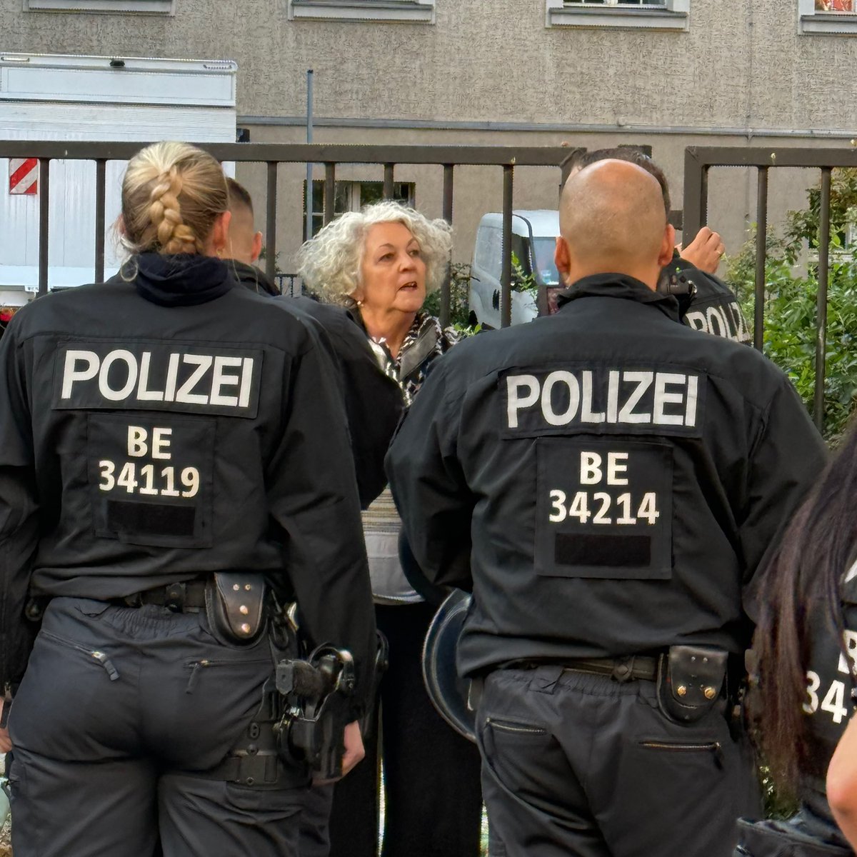Jüdische Aktivistin bei Protest gegen den Genozid in Gaza in Neukölln festgenommen.

Bei einer Kundgebung der Linken Neukölln vor dem Rathaus gegen den Genozid in Gaza wurde eine jüdische Aktivistin von der Polizei festgenommen – wegen eines Plakats mit Davidsternen. Die