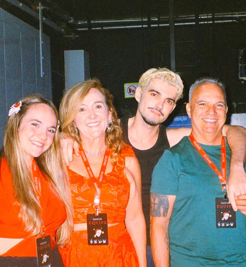 “Com amor,
Catarina, Isabela e João”