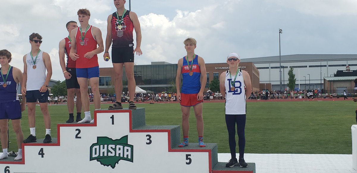#Highland's Jett Black finished 5th in the D2 pole vault by clearing 14'6".