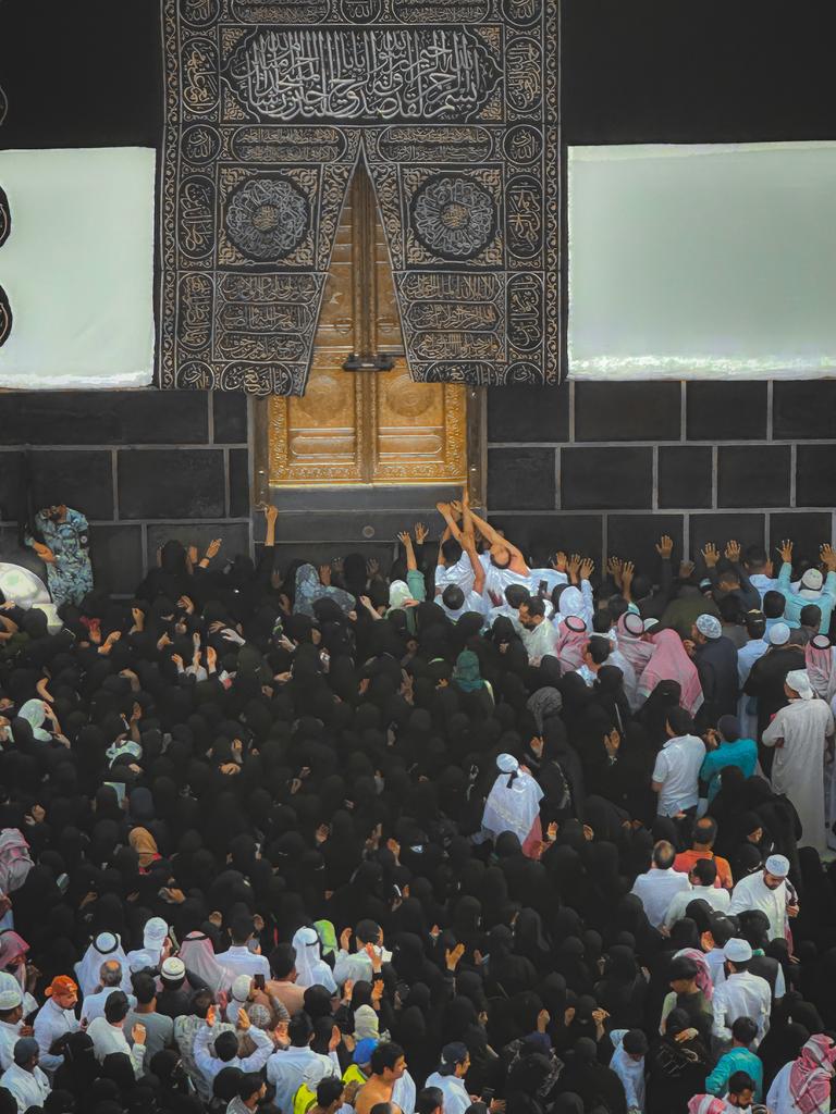 "يا رَبِّ، جِئْناكَ آثامًا مُكدّسَةً
أنتَ العَظِيمُ، وفِيكَ يَعظُمُ الطّمَعُ"