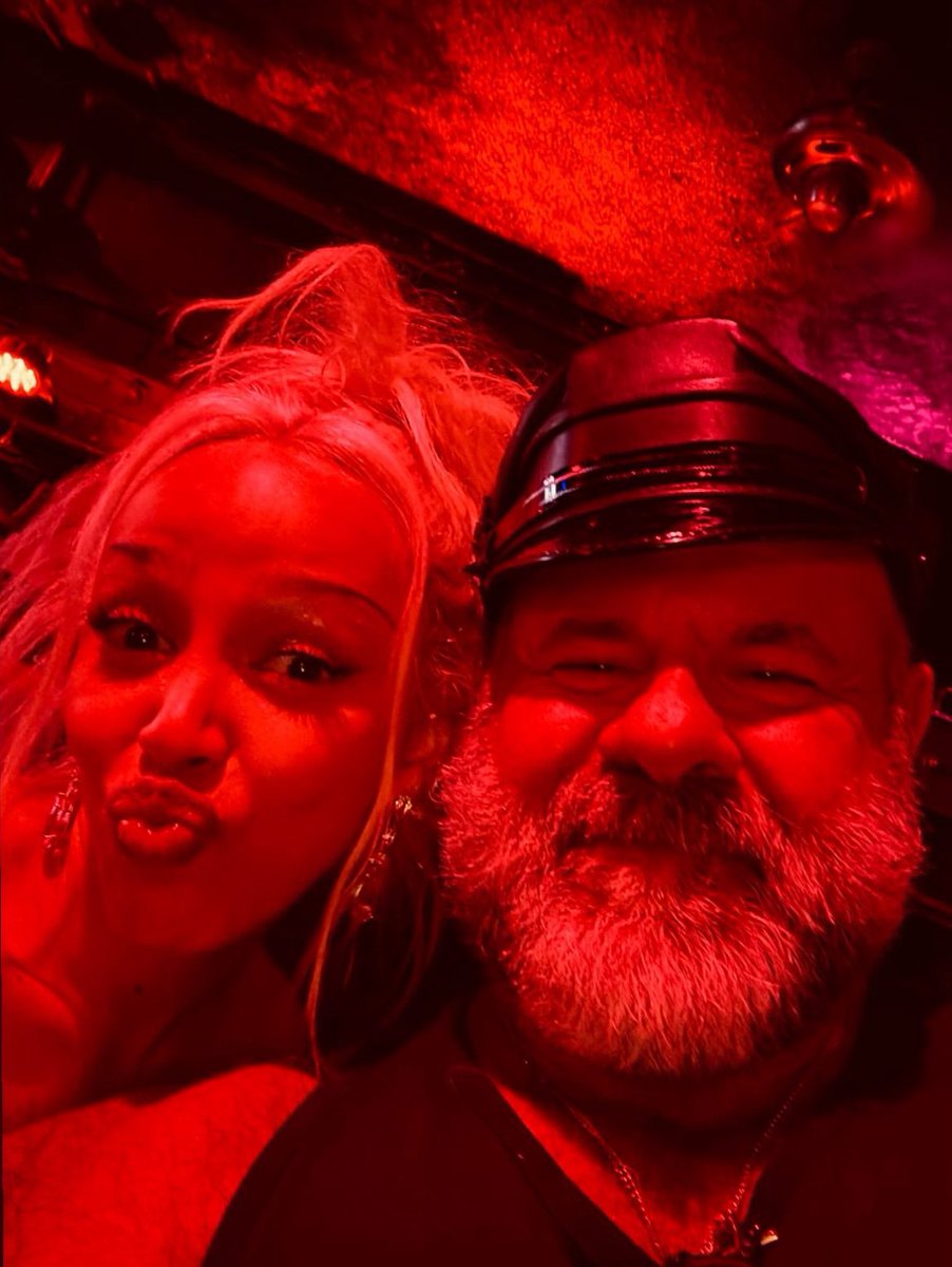 DojaHubs's tweet photo. . @DojaCat out and about again 🎉 https://t.co/dAHnrsV47f