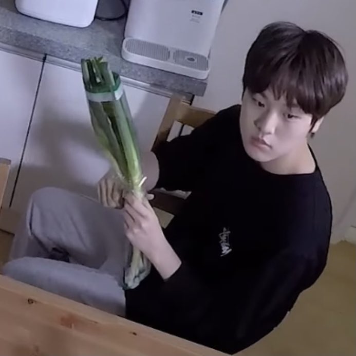 moogadong's tweet photo. ซื้อคะน้ามาผิดก็ไม่เป็นไรค่ะลูก คุณแม่ให้อภัยอยู่ค่ะ กลับบ้านเราเน้อ https://t.co/BHGdzfE0Lq