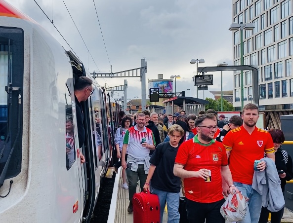 ⚽️<a href="/FAWales/">FA WALES</a> fans arrive at Cardiff Central station ahead of this evening's match against Liechtenstein.

Pob Lwc Cymru!