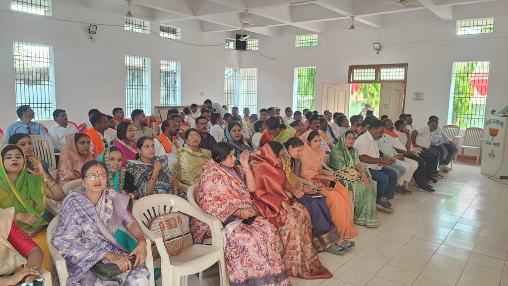 आज धमतरी भाजपा कार्यालय में आयोजित विकसित भारत का अमृत काल: सेवा, सुशासन, गरीब कल्याण के 11 साल विषयक कार्यक्रम में शामिल होकर विचार साझा किए।
आदरणीय प्रधानमंत्री श्री नरेंद्र मोदी जी के यशस्वी नेतृत्व के विगत 11 वर्ष नया भारत की सशक्त,समृद्ध और आत्मनिर्भर यात्रा के प्रतिमान हैं।