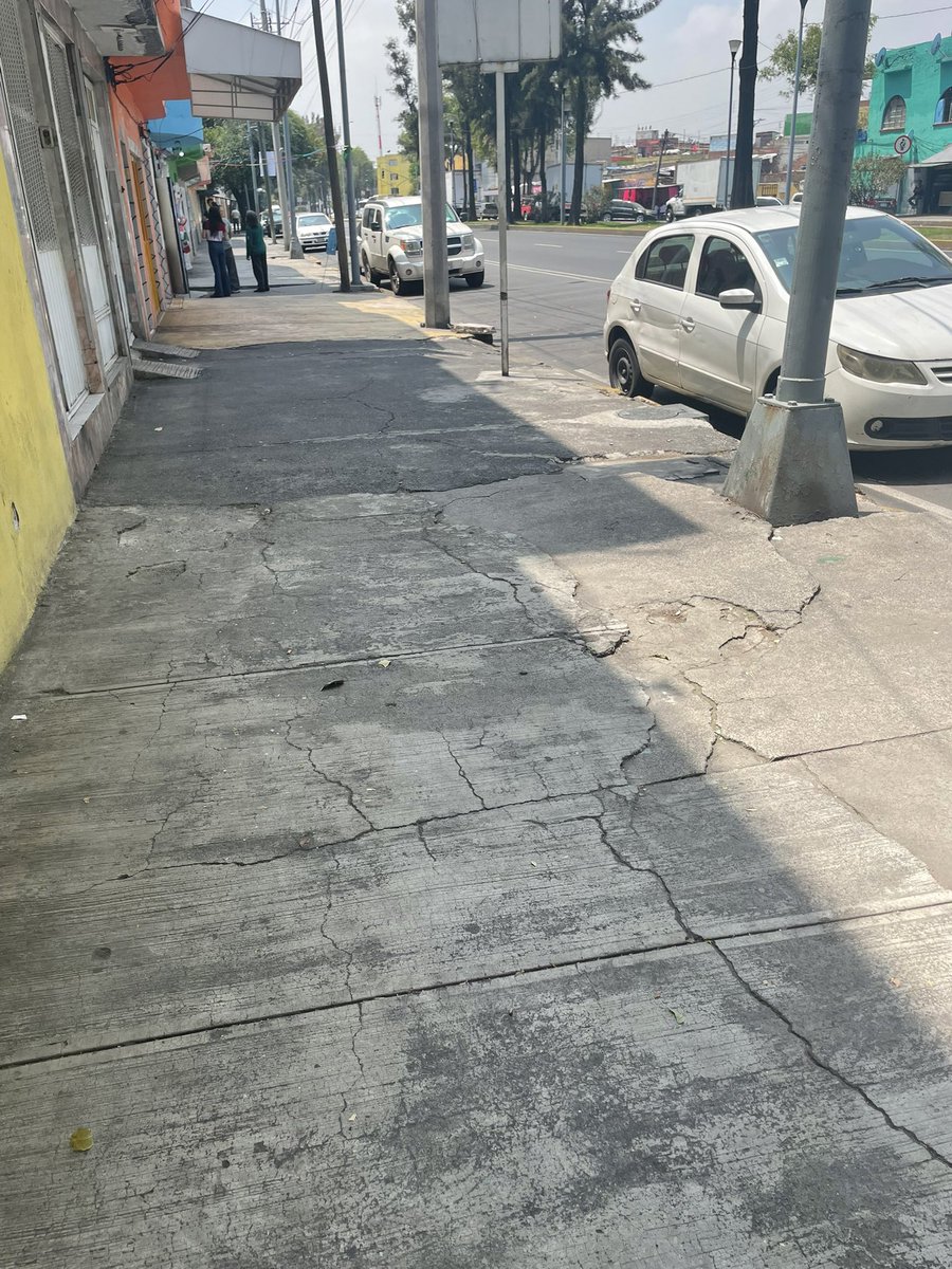 Ryan_Mattt's tweet photo. Oye @ClaraBrugadaM  se puso un reporte para que cambiaran toda la baqueta de la calle pero nos comentan que solo será una parte, pero toda la banqueta está dañaba y tiene más de 40 años que no la cambian y es un peligro para personas con discapacidad y de la 3ra https://t.co/F6mbQi0Q66